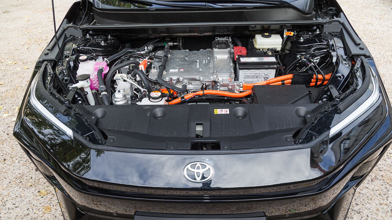 Toyota C-hr+. Τι βαθμό παίρνει σε κατανάλωση, χώρους, επιδόσεις, εγγυήσεις.